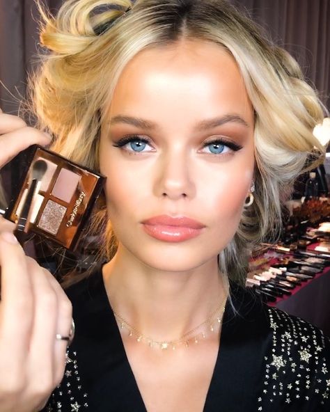 Charlotte Tilbury, MBE on Instagram: “🚨MAKEUP ALERT🚨 Darlings, you asked and we answered, my EXAGGER-EYES Luxury Eyeshadow Palette is BACK!! Shop the dreamy, supermodel eyes…” Winter Make-up, 90s Makeup Trends, Luxury Eyeshadow, Bombshell Makeup, Gloss Lips, Makeup Vs No Makeup, Angel Makeup, Frida Aasen, Wedding Hairstyles And Makeup