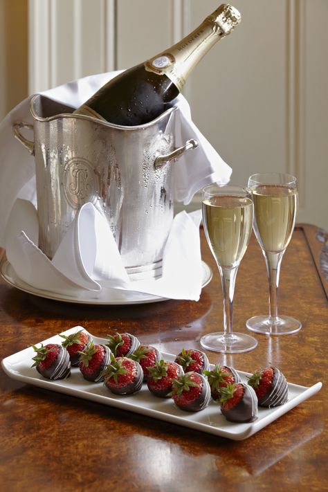 Time to celebrate with champagne and dipped strawberries at Luton Hoo Hotel. Champagne Breakfast, Champagne Chocolate, Bottle Of Champagne, Strawberry Wine, Drink Bar, Strawberry Champagne, Because I Love You, Chocolate Covered Strawberries, Sparkling Wine