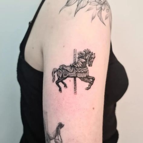 Carosel Horse Tattoo Vintage, Carousel Horse Tattoos, Carousel Tattoo, Circus Vintage, Fineline Tattoo, Horse Tattoo, Different Tattoos, Carousel Horse, Tattoo Feminina