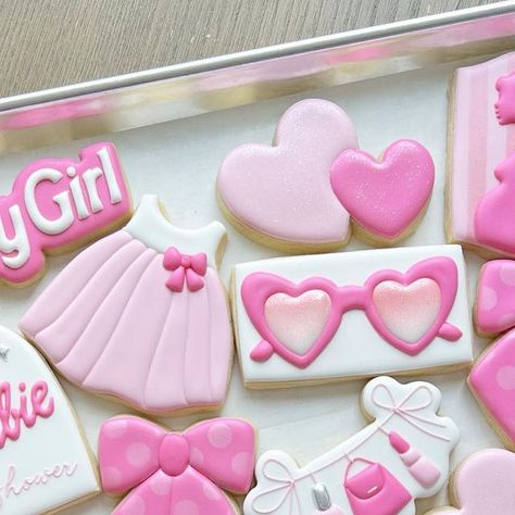 Barbie Birthday Cookies Decorated, Barbie Cookies Birthdays, Barbie Cookies Decorated, Barbie Girl Party, Barbie Cookies, Up Cookies, Christmas Sugar Cookies Decorated, First Birthday Cookies, Mouse A Cookie