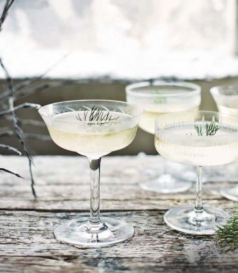 Scandinavian gin cocktail Wedding Glassware Ideas, Vintage Glassware Wedding, Morning Cocktail, Raspberry Cocktail, Wedding Mc, Sky Ranch, Glassware Wedding, Alcohol Beverages, Wedding Glassware