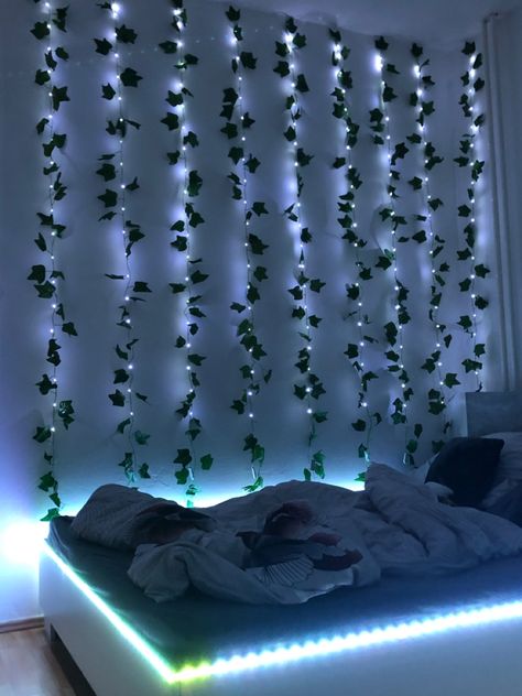 Forest Green Themed Bedroom, Fake Veins Room Decor Aesthetic, Teal Room Aesthetic, Room Decor Luxury, Dorm Decor Ideas, Dorm Room Decor Ideas, Teal Rooms, Room Wishlist, Girly Room Decor