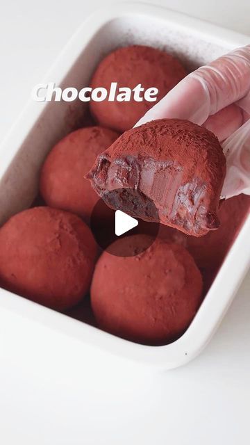 Chocolate Mochi, Zdrava Hrana, Mochi Recipe, Cooking Mama, Glutinous Rice Flour, Glutinous Rice, Whipping Cream, Chocolate Filling, Rice Flour