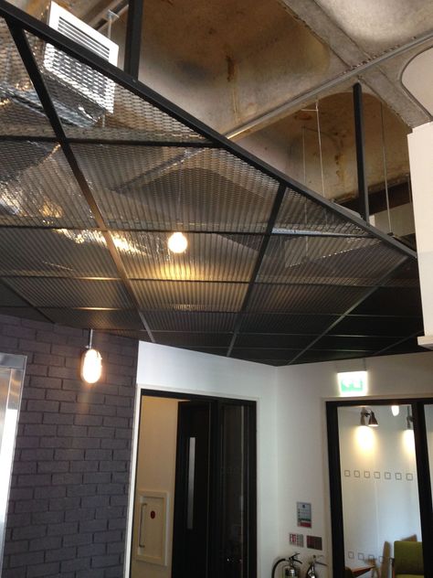 Suspended mesh ceiling, Love this look very nice textures plus industrial feel || Modern Ceiling | Office Ceiling | Interior Design || #ModernCeiling #OfficeCeiling www.ironageoffice.com Roof Texture, Ceiling Texture Types, Office Ceiling, Decoration Restaurant, Ceiling Texture, Plafond Design, Expanded Metal, Industrial Ceiling, Faux Plafond