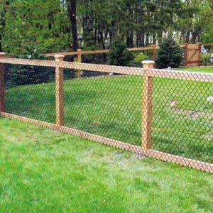 Easy Wood Fence Ideas, Chain Fence Ideas, Chain Link Fence With Wood Posts, Make Chain Link Fence Pretty, Chainlink Fence Makeover, Cheapest Fence Ideas, Yard Fence, Cheap Fence, Backyard Fence