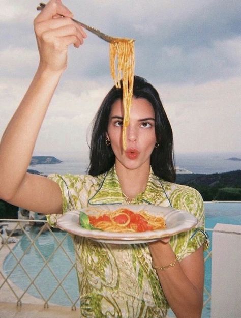 Natural Makeup For Teens, Style Kendall Jenner, Eating Pasta, Kendall Jenner Makeup, Makeup For Teens, Grilled Asparagus, Kendall Jenner Outfits, Jenner Outfits, Skin Toner