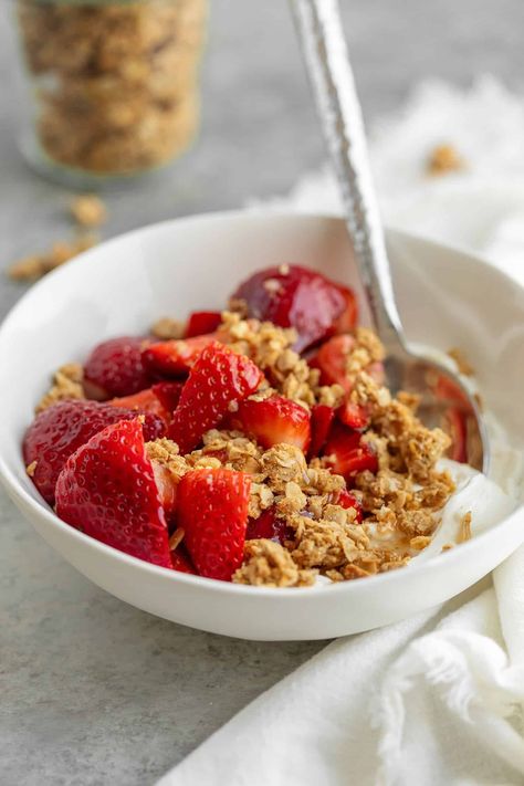 Peanut butter and jelly granola bowl! Creamy yogurt topped with macerated strawberries and homemade salted peanut butter granola. Granola Bowl, Pb And J, Macerated Strawberries, Creamy Yogurt, Peanut Butter Granola, Peanut Butter And Jelly, Granola, Breakfast Brunch, Strawberries