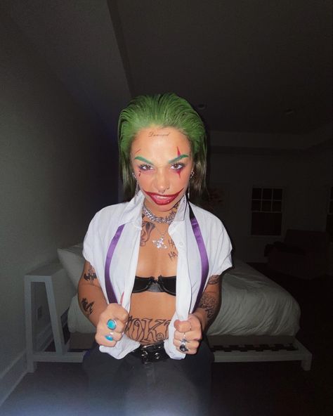 Joker Costume White Button Up, Woman Villain Costumes, Masc Costumes Halloween, Joker Women Halloween Costume, Woman’s Joker Costume, Hot Joker Makeup, Baddie Joker Costume, Women’s Joker Outfit, Joker Costume Female Outfit White Shirt