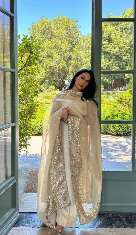 White Sarara Design Latest, Simple Bridal Outfit, Heavy Pakistani Suits Party Wear, India Outfits, Desi Dress, Desi Wear, Traditional Indian Dress, Desi Fashion Casual, Pakistani Fancy Dresses