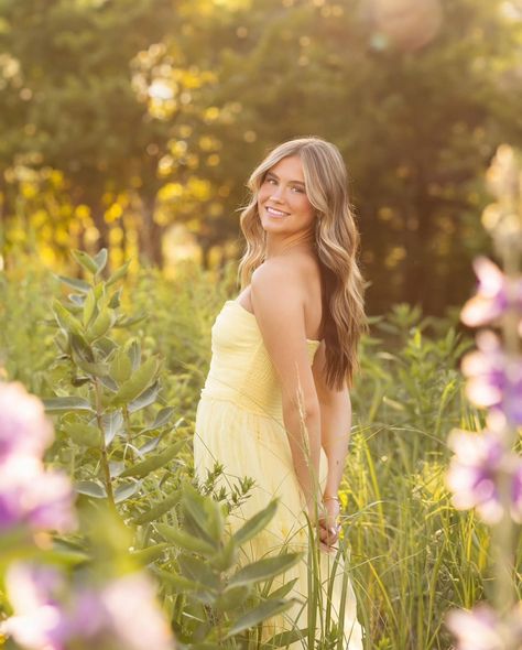 Graduation Photo Pose Ideas, Senior Girl Posing Ideas Fall, Yellow Dress Senior Pictures, Picture Poses Senior Photo Ideas, Senior Inspo Pics, Senior Pictures Outfits Flower Field, Early Morning Photoshoot, Female Senior Photo Poses, Blowing Glitter Photoshoot