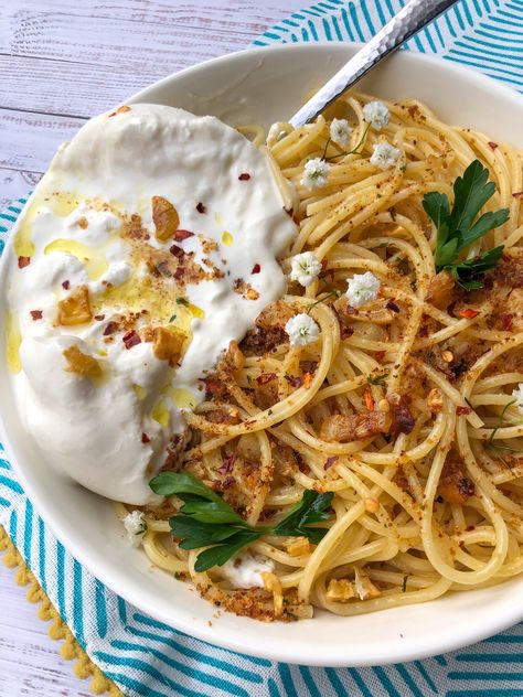 Spaghetti Aglio e Olio with Burrata and Toasted Breadcrumbs - For The Perfect Bite Spaghetti With Burrata, Pasta Fresca Recipe, Aglio E Olio Recipe, Pasta Aglio E Olio, Burrata Recipe, Spaghetti Aglio E Olio, Spaghetti Aglio, Aglio E Olio, Aglio Olio