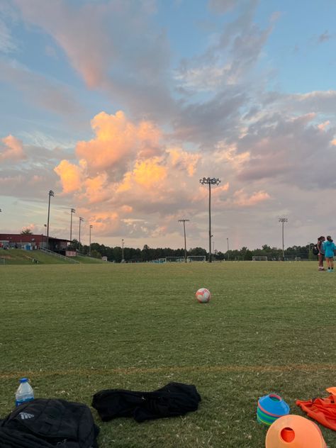 #futbol #soccer #sunset #sky #outdoors Soccer Athlete Aesthetic, Soccer Tournament Aesthetic, Soccer Practice Aesthetic, Playing Soccer Aesthetic, Playing Football Aesthetic, Soccer Field Aesthetic, Soccer Game Aesthetic, Soccer Aesthetic Wallpaper, Futbol Aesthetic