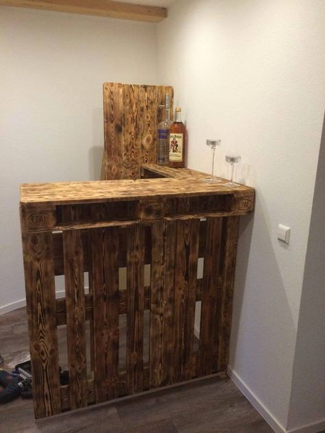 Pallet Corner #Bar Counter - 125 Awesome DIY Pallet Furniture Ideas | 101 Pallet Ideas - Part 11 Bar Con Pallet, Pallet Bars, Tiki Theme, Pallet Projects Wall, Repurposed Pallet Wood, Pallet Sectional, Pallet Desk, Pallet Furniture Ideas, Pallet Bar Diy