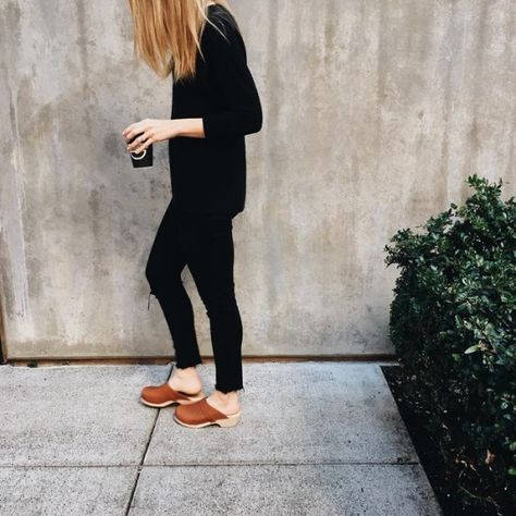 The Clogs girl of the day Brown Clogs Outfit, Swedish Clogs Outfit, Clogs Outfit Winter, Clog Outfit Summer, Outfits With Clogs, Clog Outfits, Clogs Outfit, Brown Clogs, Tailored Clothes