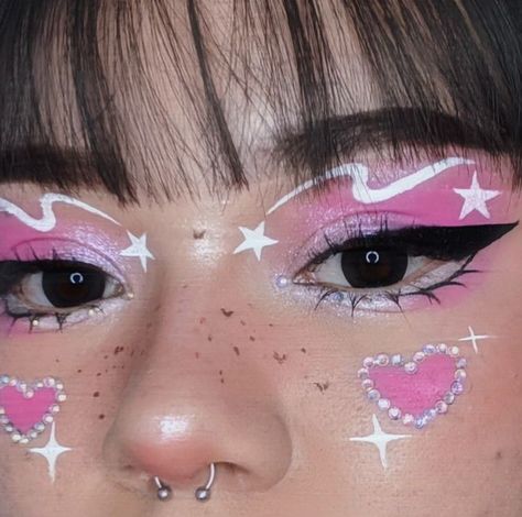 Love Core Makeup, Decora Makeup, Heart Makeup Look, Heart Makeup, Cute Eye Makeup, Kawaii Makeup, Face Art Makeup, Graphic Makeup, Rave Makeup