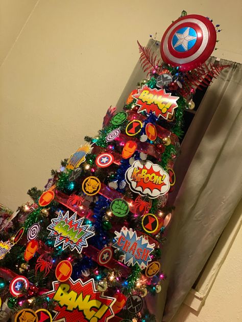 Marvel Christmas Tree, Avengers Christmas, Marvel Christmas, Superhero Christmas, Book Christmas Tree, Xmas 2022, Organization Bullet Journal, Creative Christmas Trees, Gift Drawing