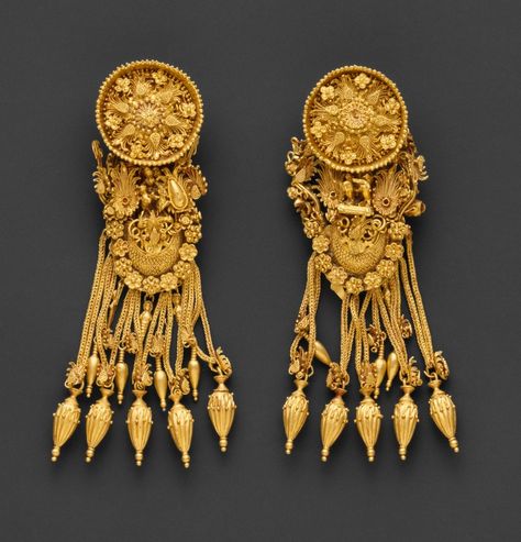 Pair of gold earrings from East Greece | ca. 300 BC, Hellenistic period | Gold. Villa Kerylos, Etruscan Jewelry, Ancient Greek Jewelry, Gold Arm Band, Ancient Jewels, Hellenistic Period, Roman Jewelry, Ancient Jewellery, Historical Jewellery