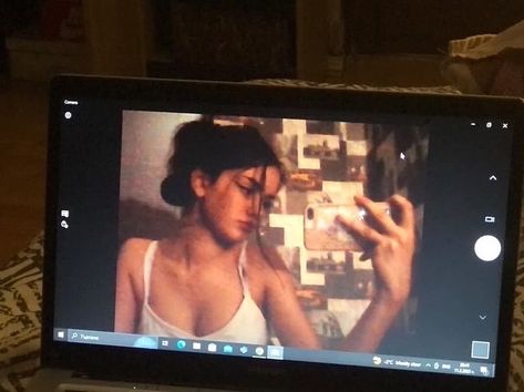 Aesthetic Laptop Picture Ideas, Aesthetic Computer Pictures, Girl On Laptop Aesthetic, Photo Inspiration Selfie, Computer Pics Ideas, Pics With Laptop, Laptop Instagram Post, Laptop Camera Pics, Aesthetic Instagram Stories Selfie