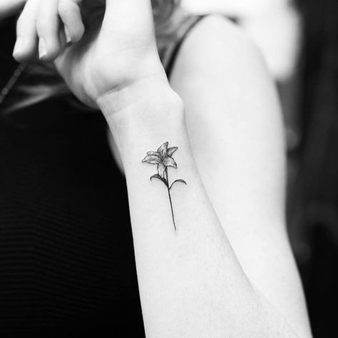 Avant de décorer votre corps avec un tatouage de fleur de lys, vous devez explorer la signification qu’il comporte. Small Lily Tattoo, Dainty Fleur De Lis Tattoo, Lilly Flower Tattoo, Fluer De Lis Tattoo With Flowers, Lily Tattoo Meaning, Tiger Lily Tattoos, Water Lily Tattoos, Lily Tattoo Design, Daffodil Tattoo