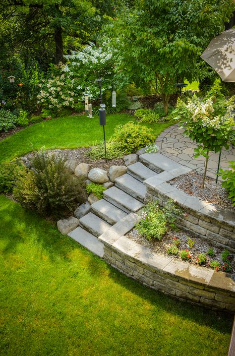 Pea Gravel Landscaping Flower Beds, Green Backyard, Large Backyard Landscaping, Rustic Backyard, Sloped Backyard, Stone Steps, Cheap Backyard, Garden Stairs, Sloped Garden