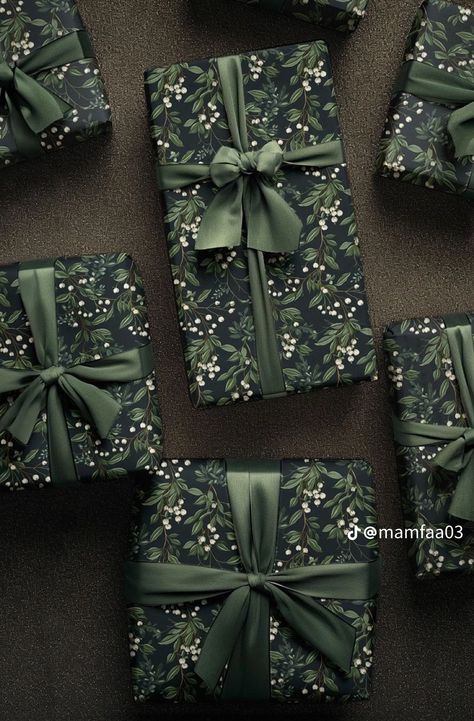 Dark Christmas Wrapping Paper, Wrapping Paper Inspiration, Jewelry Gift Wrapping, Dark Green Christmas Wrapping, Dark Green Gift Wrapping, Wrapping Gifts For Men, Cute Wrapping Paper Design, Dark Green Wrapping Paper Christmas, Christmas Decor Dark Green