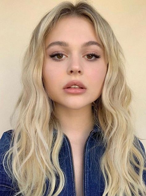 Emily Lind Short Hair, Emily Alyn Lind Icons, Natalie Alyn Lind Icon, Natalie And Emily Alyn Lind, Alyvia Alyn Lind Rare, Emily Lind, Audrey Hope, Emily Alyn Lind, Natalie Alyn Lind