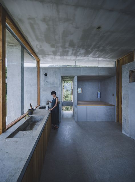 Minimal Small House, Concrete Small House, Japan House Interior, Concrete Minimalist House, Small Concrete House, Concrete Farmhouse, Concrete House Design, Elegant Kitchen Design, Concrete Houses