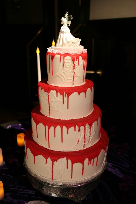 A creepy and elegant gothic wedding | Offbeat Bride (LOVE THE CAKE MINUS THE SPIDER WEBS AND ADD ON A CHUCKY AND TIFFANY CAKE TOPPER) Thanksgiving Table Settings Centerpieces, Goth Cakes, Gothic Wedding Cake, Gothic Cake, Halloween Wedding Cakes, Tiffany Cakes, Vampire Wedding, Tying Knots, Halloween Themed Wedding