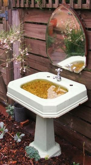 Birdbath ? Old Sink, Diy Bird Bath, Upcycle Garden, Stand Ideas, Pedestal Sink, Creative Gardening, Garden Crafts, Birdhouse, Dream Garden