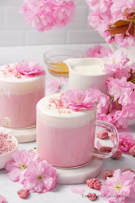 Sakura Latte, Spring Drink, Pink Foods, Milk Shakes, Sweet Drinks, Latte Recipe, Pretty Drinks, Pink Drinks, Julia Child