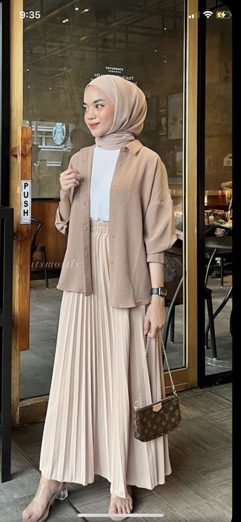 Hijabi Sixth Form Outfits, Ootd Earth Tone Hijab, Hijabi School Outfits, Outfit Earth Tones, Abaya Girl, Halal Fashion, Modest Work Outfits, Mix And Match Outfits Hijab, Outfits Muslim