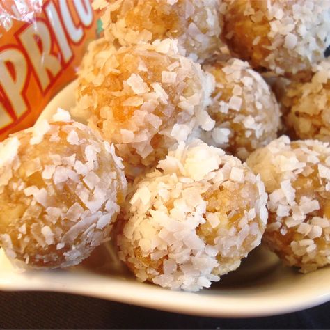 Apricot Confection Apricot Balls, Candy Balls, Vanilla Wafers, Candy Cookies, Dried Apricots, A Cross, Rice Krispie Treat, Yummy Recipes, Fudge