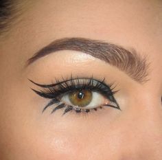 Creative graphic liner  •  Free tutorial with pictures on how to create a bold eyeliner look in under 30 minutes Eyeliner Creative, Grafik Eyeliner, Creative Eyeliner, Eyeliner Ideas, Eyeliner For Hooded Eyes, Bold Eyeliner, Eyeliner Designs, Eyeliner For Beginners, Simple Eyeliner