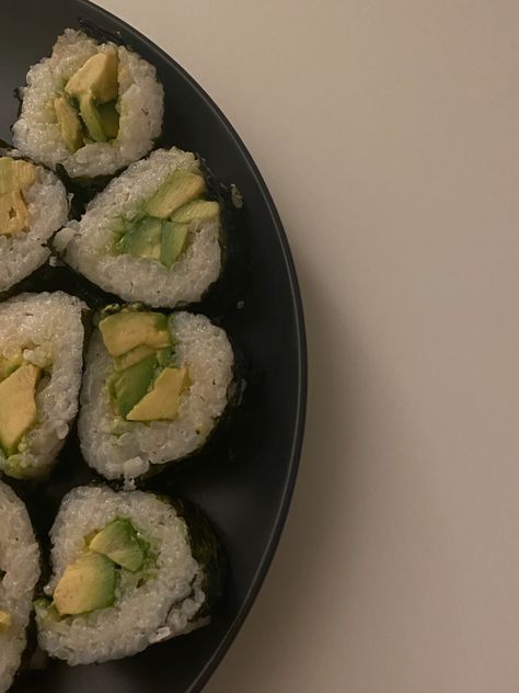 avocado sushi vegetarian sushi aesthetic Food Ideas Lunch, Sushi Vegetarian, Vegetarian Sushi Recipes, Sc Filters, Avocado Rolls, Aesthetic Sushi, Sushi Vegan, Vegan Sushi Rolls, Avocado Sushi