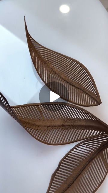 Chocolate Leaf, Pastry Decoration, Chocolate Leaves, Pastry Design, Chocolate Sculptures, Chocolate Work, Arts Magazine, Pastry Art, Pastel Flowers