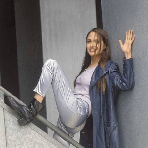 minha mae mais nova, album de familia, foto tirada pelos paparazis Angelina Jolie In Her 20s, 90s Angelina Jolie Style, Young Angelina Jolie 90s, Angelina Jolie Style 90s, Angelina Jolie Fashion, Young Angelina Jolie, Angelina Jolie Young, Angelina Jolie 90s, Angelina Jolie Photos