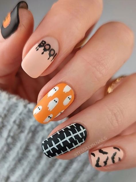 Halloween acrylic nails: mix and match Spooky Nails Pumpkin, Boho Halloween Nails, Halloween Nails Short Gel Pumpkin, Spooky Short Nails, Halloween Funky Nails, Short Halloween Nails 2022, Spooky Halloween Nails 2022, Black Halloween Nails, Halloween Acrylic