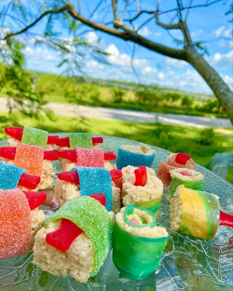 Candy Salad Aesthetic, Pool Party Snacks, Sleepover Snacks, Aesthetic Happy, Summer Candy, Food Candy, Candy Recipe, Fun Sleepover Ideas, Snacks To Make