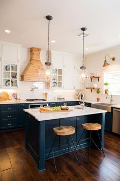 These navy blue kitchen cabinets are the perfect pop of color in this kitchen. HGTV Craftsman Fixer Upper for 2 Fearless Newlyweds, 20 Best Fixer Upper Rooms Best Kitchen Design, Best Kitchen Cabinets, Blue Kitchen Cabinets, Kabinet Dapur, Best Kitchen Designs, Kitchen Cabinet Colors, Magnolia Homes, Blue Kitchens, Kitchen Paint