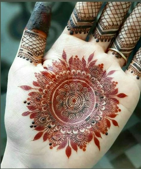 Full Hand Round Mehndi Designs, Friend Questions, Round Mehndi Design, Eid Mehndi, Fashionable Saree, Designs Mehndi, Circle Mehndi, Mehndi Designs Bridal Hands, Black Smokey