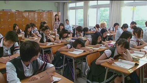 Classroom With Students Photography, Students In Classroom Photography, School Astethic, School Friends Aesthetic, Japanese School Life, Kdrama Study, Teaching In Japan, School Reference, Youtube Pic