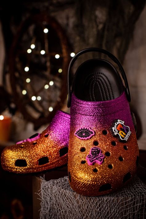 Barbie Crocs, New Hocus Pocus, Crocs With Jibbitz, Hocus Pocus Disney, Disney Crocs, Silver Glitter Shoes, Red Crocs, Crocs Ideas, Lined Crocs