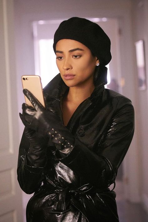 Just a Ton of Hilarious Observations About the Queen Bee of Netflix’s You: Peach Salinger Peach Salinger, Shay Mitchell, Tv Characters, Leather Trench Coat, Queen Bees, Mean Girls, Pretty Little Liars, Diane Von Furstenberg, Season 1