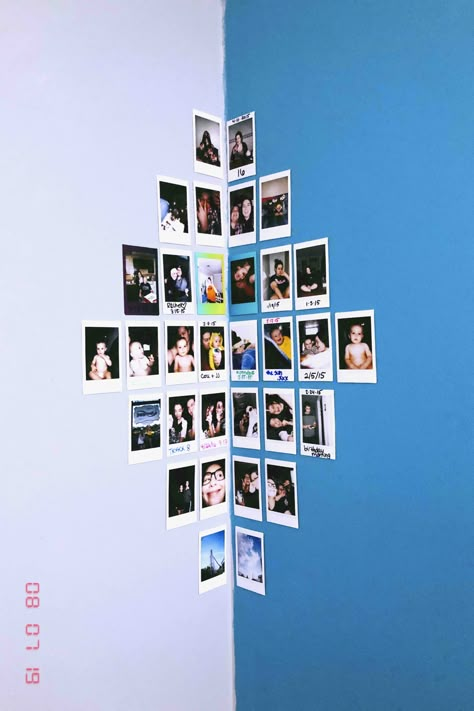 Photos Corner Wall, Polaroid Arrangements On Wall, Corner Wall Decor Bedroom, Polaroid Arrangement, Bedroom Corner Wall Decor, Bedroom Polaroid Wall, Wall Collage Bedroom Layout, Collage Bedroom Ideas, Corner Photo Wall