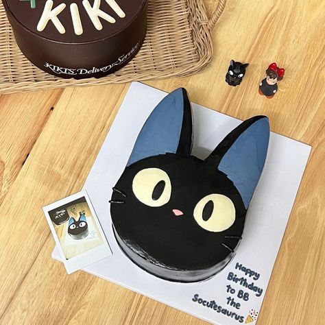 Aesthetic Cat Cake, Studio Ghibli Inspired Food, Studio Ghibli Cake Ideas, Ghibli Cake Ideas, Ghibli Birthday Cake, Black Cat Birthday Cake, Anime Cake Design Birthday, Ghibli Birthday Party, Studio Ghibli Cake