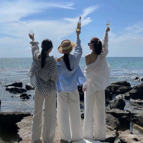 Trio Korean, Korean Trio, Outfit Ideas Modest, Matching Friend, Asian Models Female, Matching Outfits Best Friend, Beach Picture, Golden Trio, Girl Sleeping