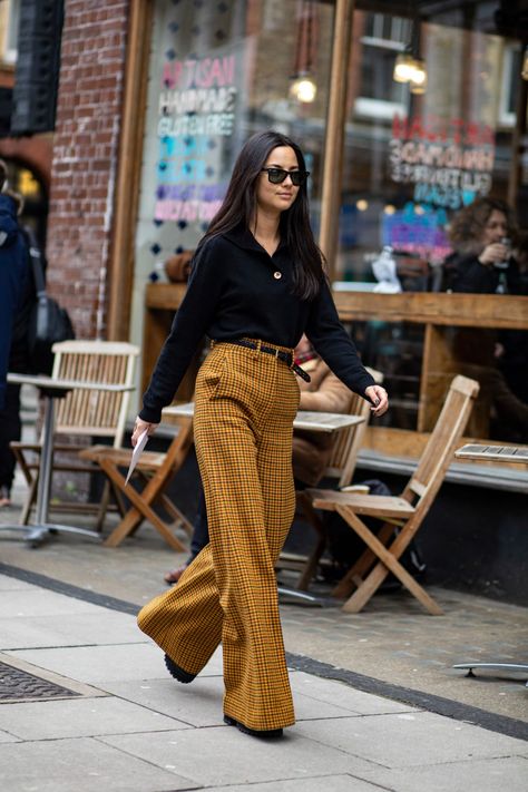 The Best Street Style Looks From London Fashion Week Fall 2020 - Fashionista London Street Fashion, Fall Fashion Week, 2020 Street Style, London Fashion Week Street Style, Tokyo Street Fashion, Look Retro, 2020 Fashion Trends, London Street Style, The Best Street Style