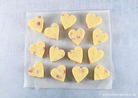 White Chocolate Fudge Recipes, Maltesers Chocolate, Chocolate Fudge Recipe, Homemade Gift Idea, White Chocolate Fudge, Fudge Recipes Chocolate, Easy Treat, Heart Food, Valentines Day Food