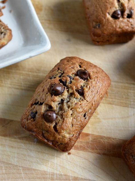 Chocolate chip loaf with bananas- a super simple and satisfying quick banana bread. Perfect to use up an oversupply of bananas, quick enough to make during the week, and easy enough for your kids to bake as well. Chocolate and bananas ... yum! Chocolate Chip Mini Loaves, Mini Loaf Pan Recipes, Savory Bread Recipes, Loaf Pan Recipes, Choc Chip Banana Bread, Quick Banana Bread, Chocolate Chip Loaf, Mini Bread Loaves, Bread Gifts