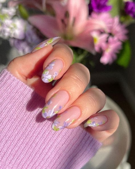 Violet Flower Nails Designs, Light Pink Nails Flower Design, Green Nails With Purple Flowers, Spring Flower Nails Design, Flower Nails Lavender, Cute Lavender Nails Almond, Flower Nails Acrylic Almond, Lilac Nails For Wedding, Pastel Purple Nails With Flower